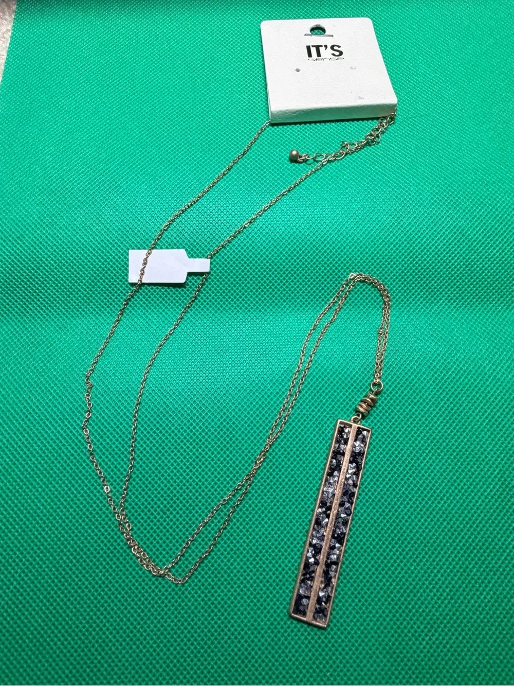 NWT Beautiful long chain necklace with silver rocks  in the pendant